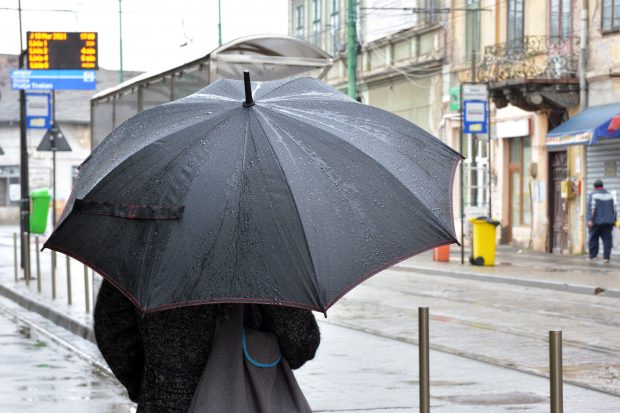 Cod galben de ploi torențiale și vijelii în mai multe județe din țară, până miercuri. Cum va fi vremea la București