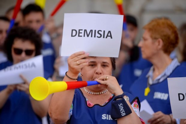 Protest al angajaților INS în fața Parlamentului. Ce revendicări au