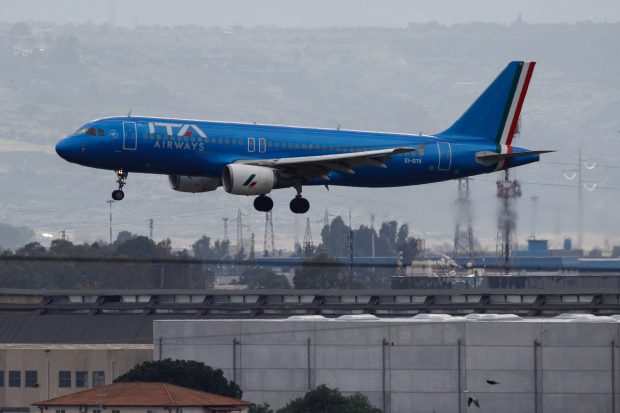 Aeroportul Catania din Sicilia, redeschis după ce emisiile de cenușă ale Vulcanului Etna s-au oprit