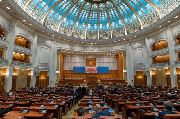 Propunerea USR ca şi parlamentarii să treacă prin filtrul de securitate de la intrarea în Parlament, amânată