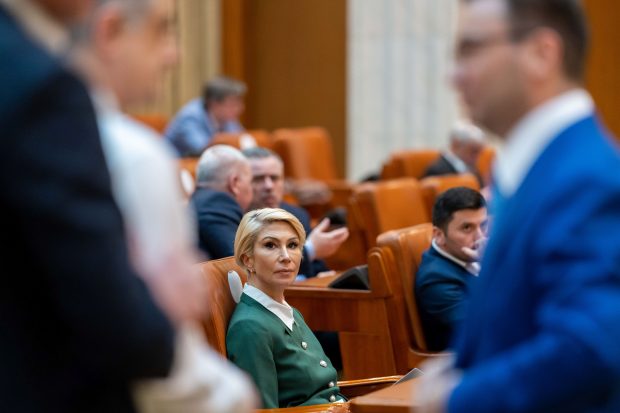 Liberalii nu vor asumare în Parlament pe reforma pensiilor speciale și trimit săgeți către PSD. Statistica prezentă de Raluca Turcan: „Vi se pare echitabil acest sistem?”