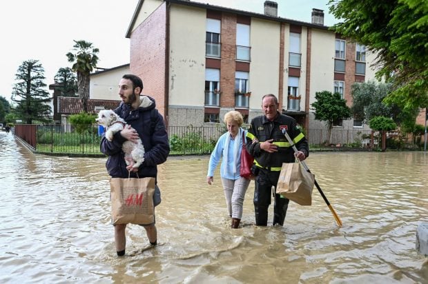 Cod roșu de pericole, menținut în nordul Italiei unde au revenit ploile. Zone întinse, în continuare sub ape