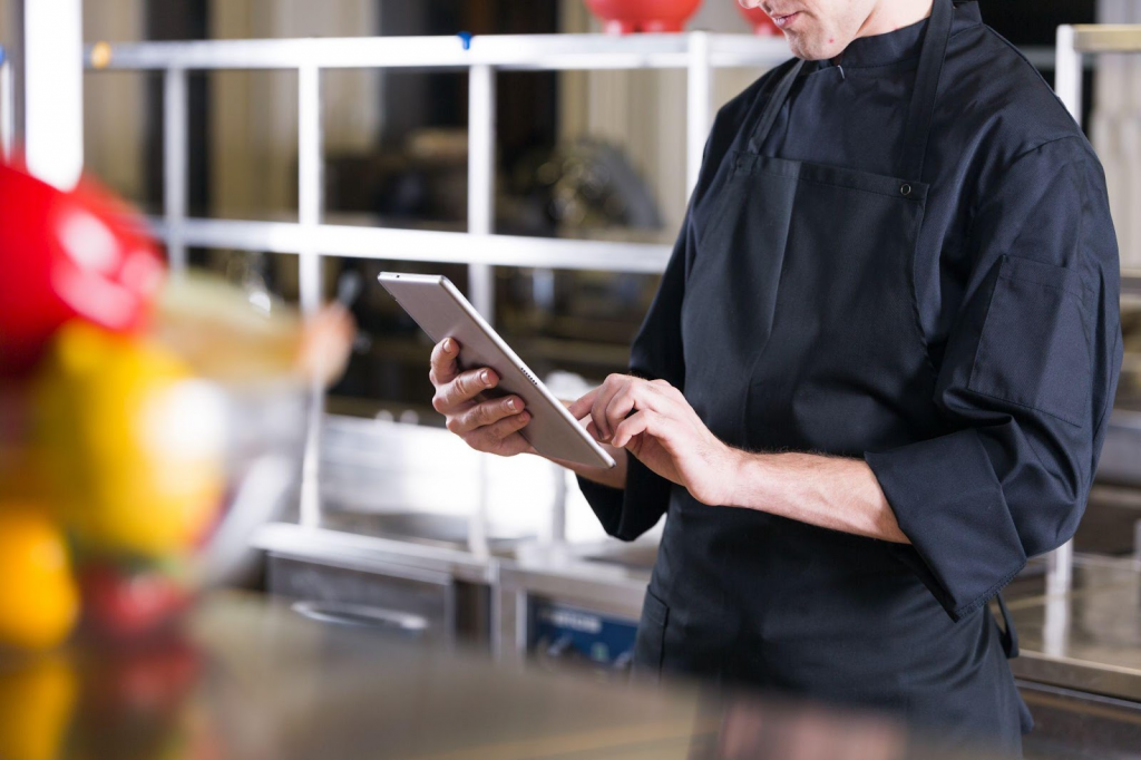 De la comenzi la analize – cum poți îmbunătăți afacerea ta cu un sistem de gestiune pentru restaurant