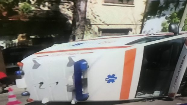 Ambulanță aflată în misiune, care transporta o femeie gravidă la spital, răsturnată pe o stradă din București