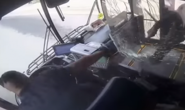 Schimb de focuri într-un autobuz, în SUA, între un pasager și șoferul care a refuzat să oprească între stații. Momentul a fost filmat