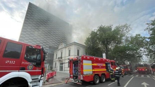 Circulație oprită pe Calea Dorobanți, după un incendiu izbucnit la o mansardă. ISU a trimis 11 autospeciale de stingere
