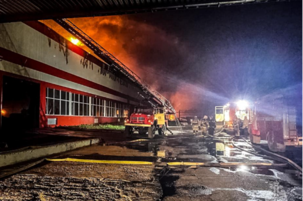 Incendiu de amploare la o fabrică din Rusia. Peste 300 de persoane au intervenit pentru stingerea flăcărilor