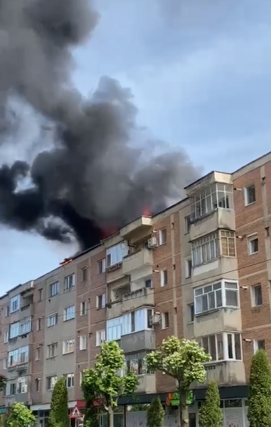 Incendiu la acoperișul unui bloc din Hațeg. 50 de persoane s-au autoevacuat