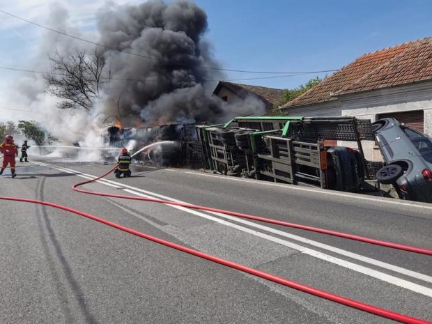 Un TIR care transporta mașini noi s-a răsturnat și a luat foc, în Hunedoara. Toate autoturismele au fost distruse