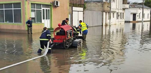 Zeci de locuinţe au fost inundate în Galaţi şi Timişoara, după ploile torenţiale