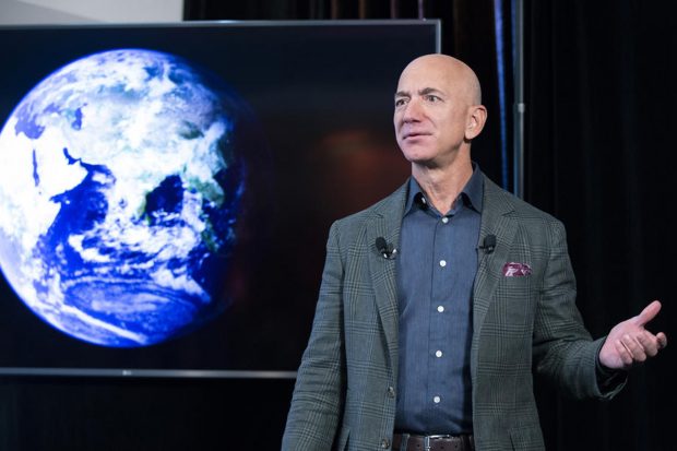 Jeff Bezos, fondatorul Amazon, a cumpărat „buncărul miliardarilor” din Miami. Compania sa are 4.200 de angajați în România