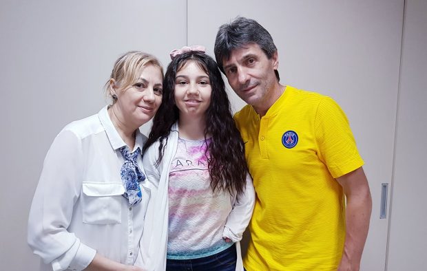 Kassandra se confruntă cu dureri groaznice după cele 50 de operații. Iosif Rotariu îi e alături fiicei sale: „În fiecare seară îi fac masaj”