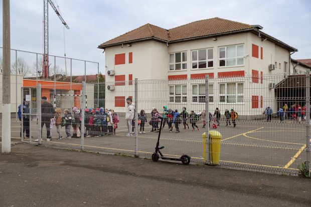 Noua lege a educației interzice orarul în trei schimburi. Cum afectează asta școlile aglomerate, precum cea din Otopeni