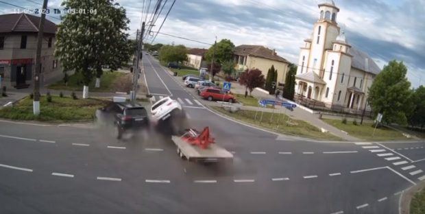 Accident în Timiş, surprins de camerele de supraveghere. O mașină este lovită puternic de un autoturism cu remorcă