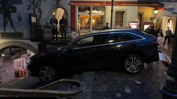 Un turist a rămas blocat cu mașina pe scările primăriei din Lucerna: „Își căuta apartamentul închiriat și era cu ochii pe GPS”