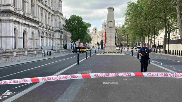 O mașină s-a izbit de porțile de la Downing Street din Londra. Poliția a arestat un bărbat în urma incidentului