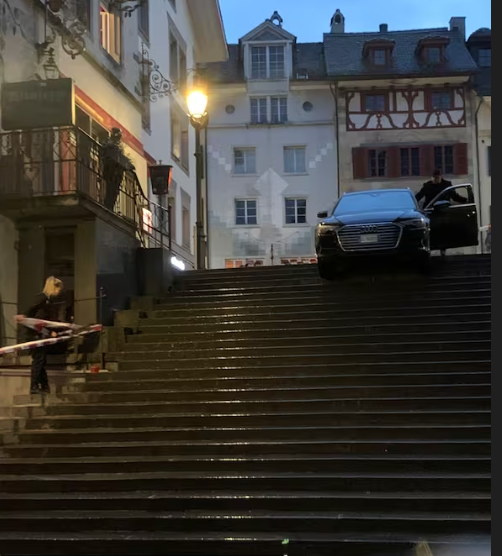 Un turist a rămas blocat cu mașina pe scările primăriei din Lucerna: „Își căuta apartamentul închiriat și era cu ochii pe GPS”