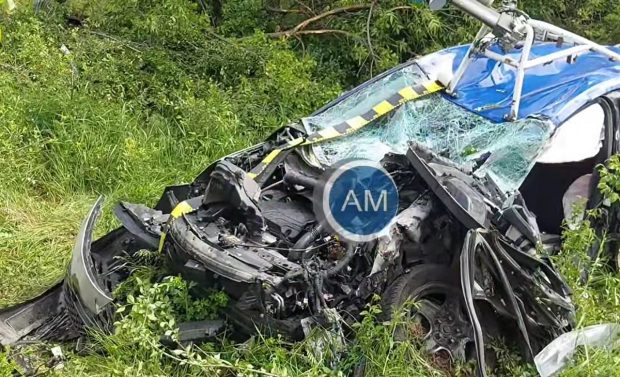 Mașină Google Street View lovită violent de tren și aruncată pe câmp la zeci de metri, la Butoiești, în Mehedinți