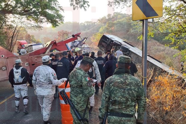 18 turiști au murit și 33 au fost răniți, în autocarul care-i ducea la plajă și care s-a răsturnat într-o râpă de 15 metri, în Mexic