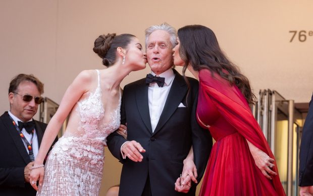 Michael Douglas a apărut la Cannes 2023 cu Catherine Zeta-Jones, însă fiica lor a atras atenția. Cum arată Carys la 20 de ani