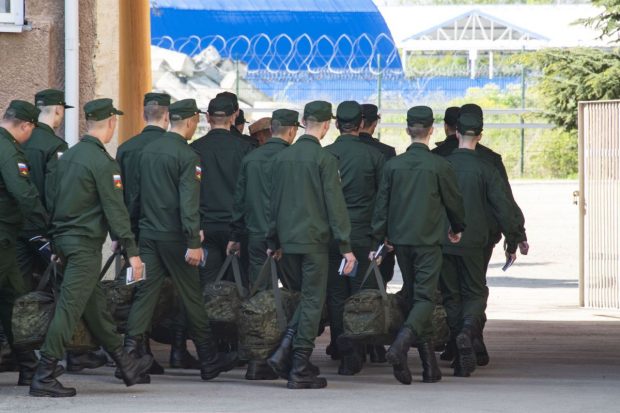 Rusia recrutează în mod activ migranți din Asia Centrală pentru războiul din Ucraina – serviciile secrete britanice