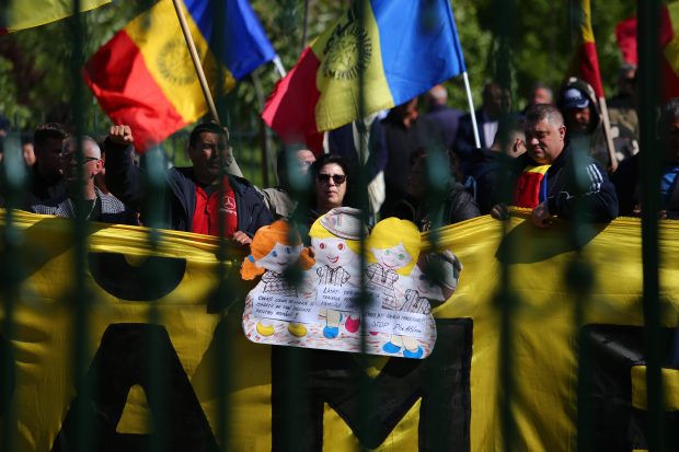 Teoriile lansate de AUR despre legea care va duce la „vânzarea copiilor”, desființate de specialiștii în familie și protecția copilului: „Toată strategia lor politică se bazează pe conspirații”