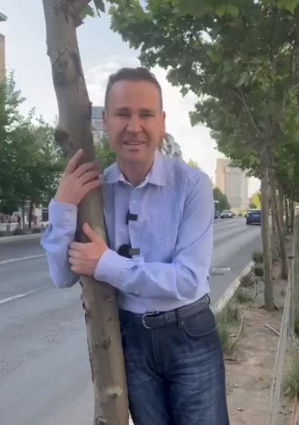 Robert Negoiţă, după ce a luat un copac în braţe: „Domnule Nicușor Dan, ăștia sunt copaci ilegali. Nu vreți să-i dați afară de aici?”