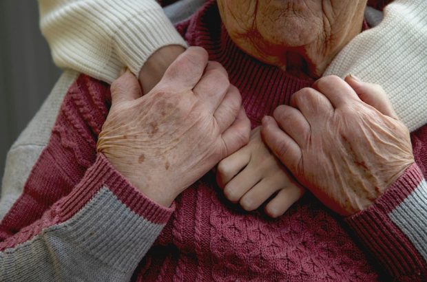 O femeie și-a dat demisia pentru a se ocupa de părinții ei. Acum este fiică cu normă întreagă și are un salariu fix