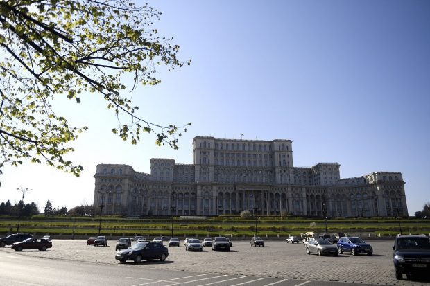Arme albe aduse în clădirea Parlamentului de doi revoluționari în vârstă de 71 și 74 de ani