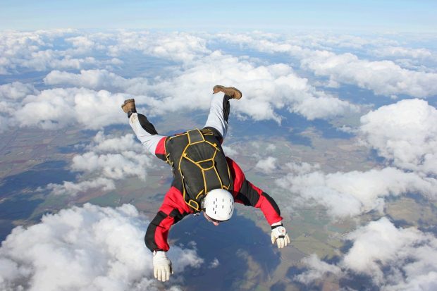 Un parașutist a scăpat cu viață după ce a sărit din avion și nu i s-a deschis parașuta. A căzut pe un câmp de panorui solare, în Germania