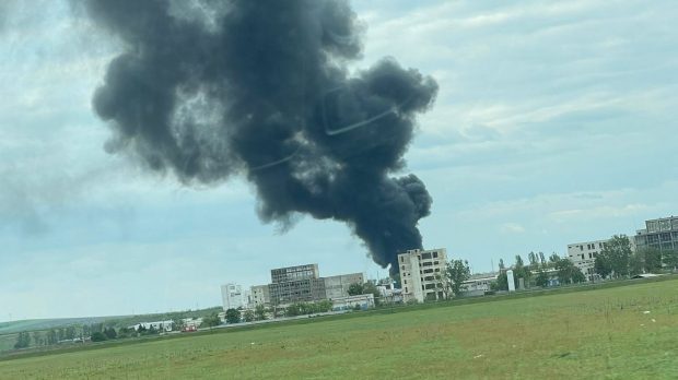 Incendiu cu degajări mari de fum, după ce deşeuri depozitate pe platforma de la Săvinești au luat foc