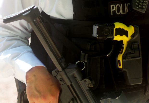 Femeia de 95 de ani, imobilizată cu electroșocuri într-un azil din Australia, a murit. Un polițist, acuzat de agresiune