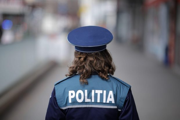 O polițistă șef de post în Gorj a fost agresată de doi colegi de la Control Intern care voiau să-i ia telefonul, chiar în sediul Poliției din Rovinari