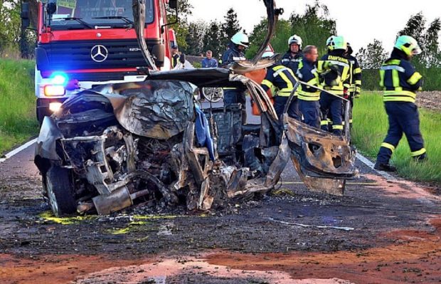 Pompierii au privit neputincioși cum șoferul arde la volan, mașina a luat foc în timpul operațiunii de salvare, pe o șosea din Germania