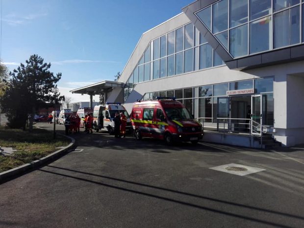 Un bărbat a murit pe aeroportul Satu Mare după ce a coborât dintr-un avion care venea din Londra