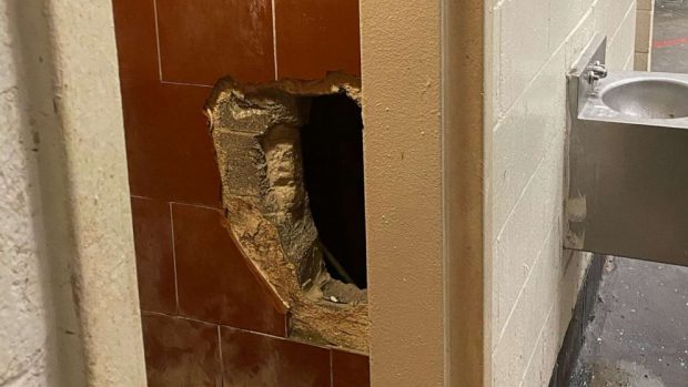 Un deținut din SUA a săpat un tunel până în celula vecină ca să înjunghie un alt condamnat