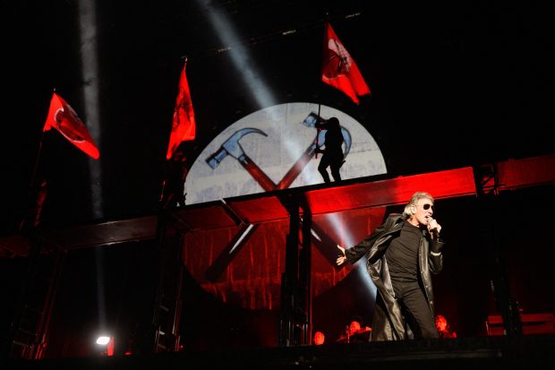 Roger Waters se apără în scandalul uniformei naziste, spunând că acuzațiile care i se aduc sunt „ipocrite şi motivate politic”