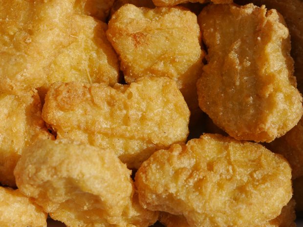 Un fast-food celebru, de vină pentru că un copil s-a fript cu nuggets de pui, a decis un juriu din SUA