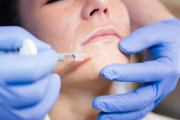 Fals medic estetician din București, reținut, după ce a mutilat mai multe tinere prin intervenții estetice