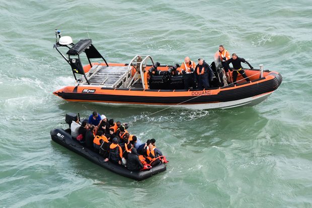 Mesaj de pe o barcă din Canalul Mânecii: „Ajutor, ne scufundăm”. Garda de Coastă franceză: „Da, dar sunteți în apele britanice”. Naufragiul s-a soldat cu 27 de morți