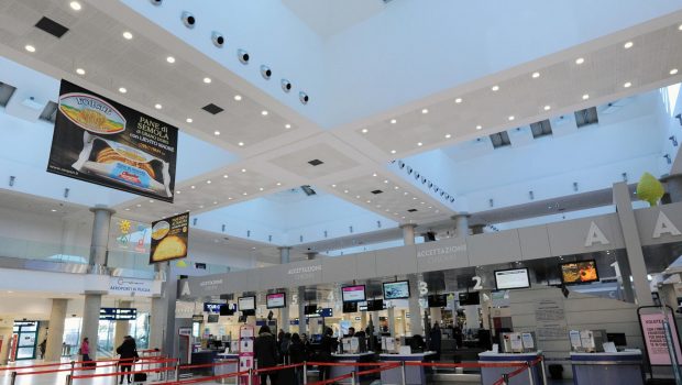 Un român fără bilet care forțase poarta de îmbarcare s-a aruncat de la balconul terminalului Plecări al aeroportului din Bari. A căzut peste un agent de securitate