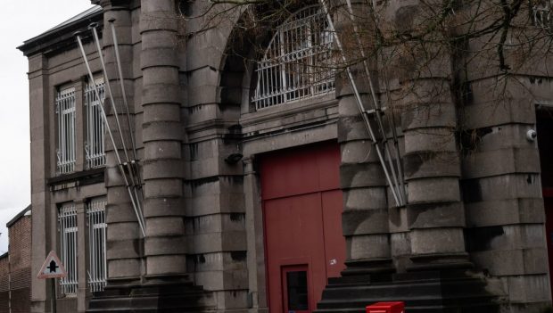 Un român a fost înjunghiat de colegul de celulă dintr-un penitenciar din Belgia, după ce s-au certat pe telecomanda televizorului