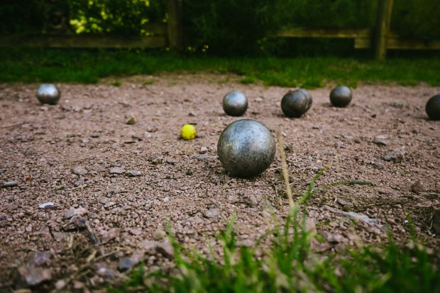 O bilă de pétanque a explodat și a rănit grav un tânăr, la o petrecere a burlacilor, în Belgia: „A avut efect de grenadă”