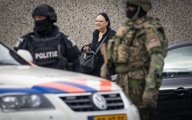 Liderul unei bande de traficanți de droguri, nevoit să se reprezinte singur în instanță, în Olanda, după ce avocata sa a fost arestată