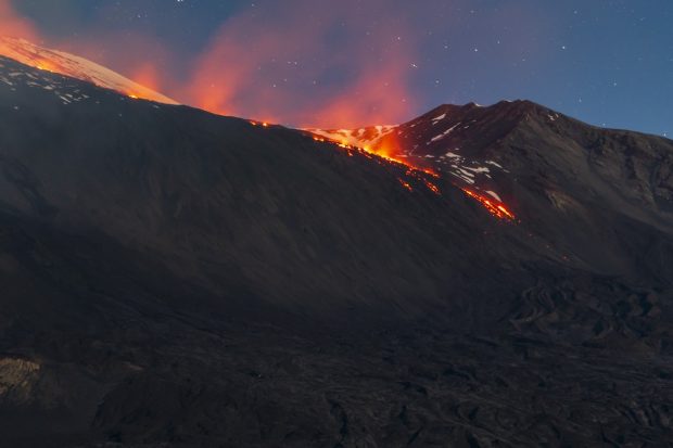 Toate zborurile de pe aeroportul Catania, anulate de erupția vulcanului Etna. Cenușă vulcanică a ajuns pe pistă