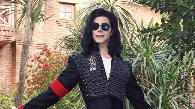 Un argentinian și-a făcut 11 operații estetice în speranța că va arăta ca Michael Jackson, idolul său: „Mai am nevoie de încă trei la nas și una la bărbie”
