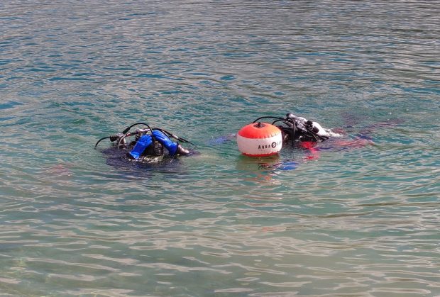Scafandrii caută o persoană căzută în lacul Snagov vineri seară. O alta a fost scoasă din apă de martori