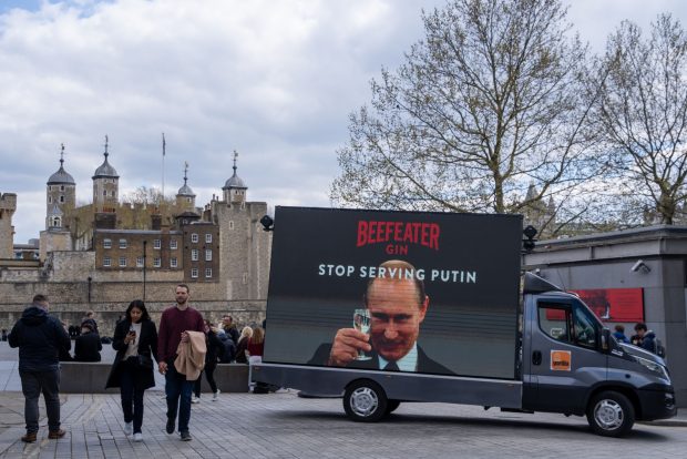 Rușii rămân fără o serie de băuturi premium. Gigantul francez Pernod Ricard își anunță retragerea completă de pe piața rusă