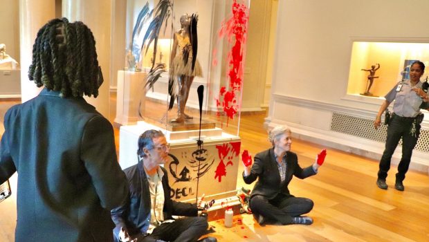 Doi activiști de mediu au fost arestați, după ce au vandalizat o statuie de Degas, expusă la Galeria Națională de Artă de la Washington. Ce riscă