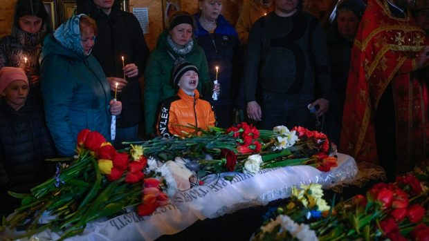 Imagini copleșitoare de la funeraliile victimelor din Uman. Micuțul Mișa plânge după sora lui, ucisă în atacul rusesc: „Mi-e dor de tine, Sofia”